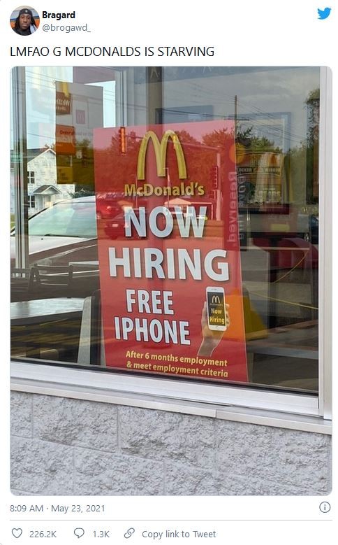 Thiếu nhân công, cửa hàng McDonald tặng iPhone cho người chịu làm việc 6 tháng - Ảnh 1.