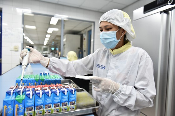 EuroCham: Thực hiện chiến lược vaccine, Việt Nam sẽ khôi phục tăng trưởng ảnh 1