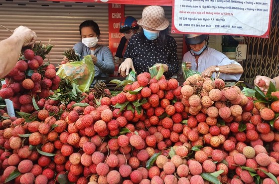 Giá hoa tười, bánh ú nước tro tăng mạnh ngày Tết Đoan ngọ ảnh 1
