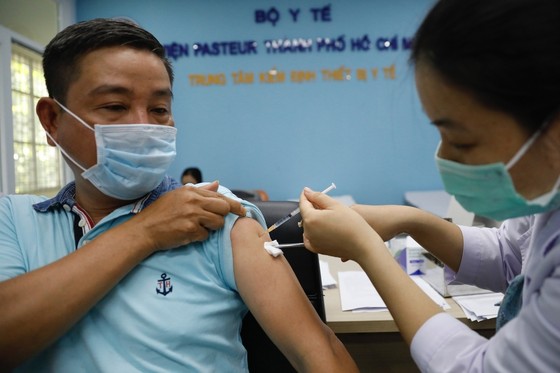 Chính phủ đồng ý cho TPHCM được mua vaccine phòng Covid-19 ảnh 1