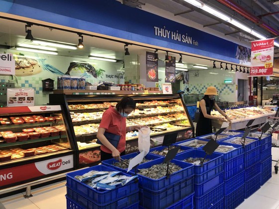 TPHCM: Hàng hóa vẫn dồi dào, giá ổn định nhưng người dân đi chợ vất vả hơn ảnh 1