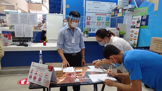 TPHCM: Hàng hóa vẫn dồi dào, giá ổn định nhưng người dân đi chợ vất vả hơn ảnh 2