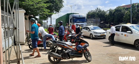 2 tỉnh không nhận, vạ vật ăn ngủ trên xe suốt tuần vì 'giấy thông hành' ảnh 4
