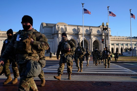Lực lượng vệ binh quốc gia làm nhiệm vụ ở khu vực Đồi Capitol. (Ảnh: AP)