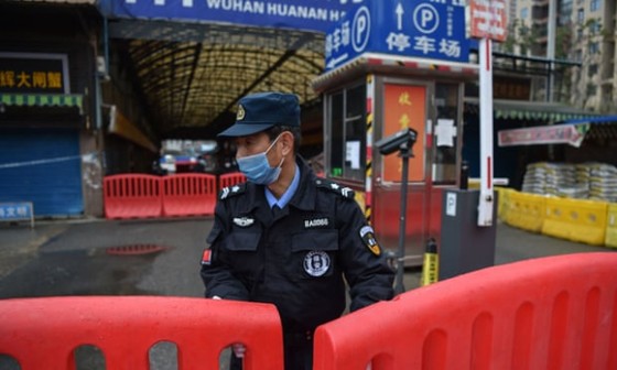 Cảnh sát đứng gác bên ngoài khu chợ hải sản ở Vũ Hán, nơi đầu tiên phát hiện virus SARS-CoV-2. Ảnh: AFP/Getty