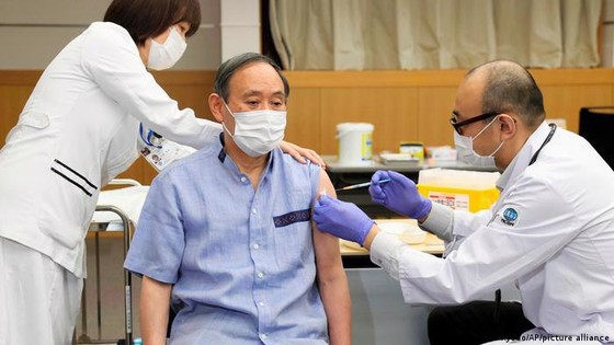 Thủ tướng Nhật Bản&nbsp;Yoshihide Suga ti&ecirc;m mũi vaccine Covid-19 đầu ti&ecirc;n v&agrave;o ng&agrave;y 16/3 - Ảnh: AP