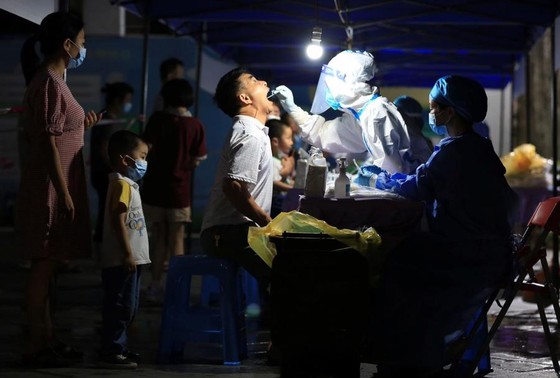Lấy mẫu x&eacute;t nghiệm Covid-19 tạiChu Hải, Trung Quốc ng&agrave;y 8/6 - Ảnh: Reuters