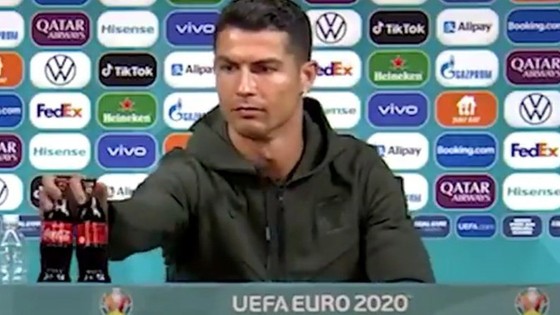 Hành động phũ phàng của Ronaldo khiến nhà tài trợ Euro 2020 bốc hơi 93 nghìn tỷ đồng - Ảnh 1. Hành động phũ phàng của Ronaldo khiến nhà tài trợ Euro 2020 bốc hơi 93 nghìn tỷ đồng - Ảnh 1.