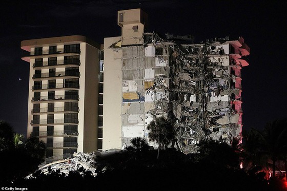 Khoảnh khắc tòa nhà 12 tầng ở Mỹ đổ sập, chớp mắt đã trở thành đống đổ nát, hồi hộp với công tác cứu hộ và lời kể của nhân chứng - Ảnh 3.
