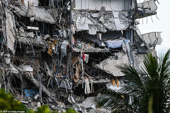 Khoảnh khắc tòa nhà 12 tầng ở Mỹ đổ sập, chớp mắt đã trở thành đống đổ nát, hồi hộp với công tác cứu hộ và lời kể của nhân chứng - Ảnh 4.