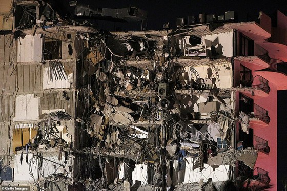 Khoảnh khắc tòa nhà 12 tầng ở Mỹ đổ sập, chớp mắt đã trở thành đống đổ nát, hồi hộp với công tác cứu hộ và lời kể của nhân chứng - Ảnh 5.