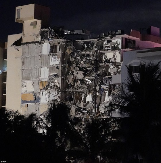 Khoảnh khắc tòa nhà 12 tầng ở Mỹ đổ sập, chớp mắt đã trở thành đống đổ nát, hồi hộp với công tác cứu hộ và lời kể của nhân chứng - Ảnh 6.