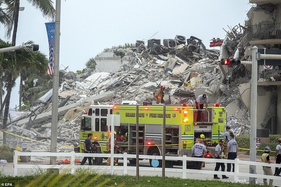 Khoảnh khắc tòa nhà 12 tầng ở Mỹ đổ sập, chớp mắt đã trở thành đống đổ nát, hồi hộp với công tác cứu hộ và lời kể của nhân chứng - Ảnh 9.