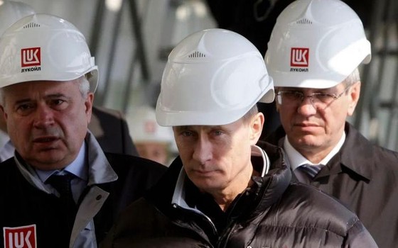Tổng thống Nga Putin dùng dầu khí để tập hợp quyền lực và trừng phạt đối thủ như thế nào? ảnh 1