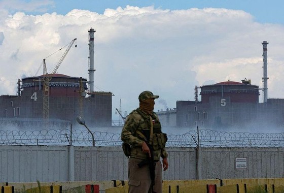 Lính Nga đứng canh gác trước nhà máy điện hạt nhân Zaporizhzhia, Ukraine. Ảnh: Reuters.
