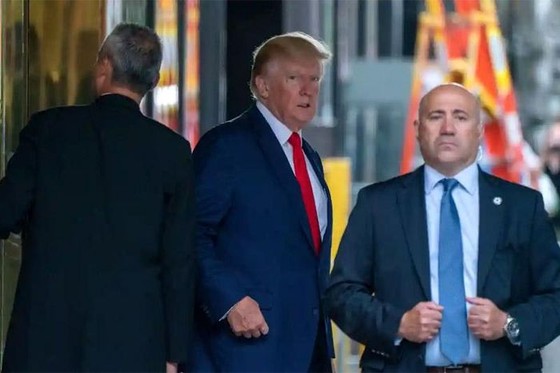 Cựu Tổng thống Mỹ Donald Trump (giữa) đang ở New York vào thời điểm các đặc vụ FBI đột kích, khám xét tư dinh của ông ở Florida. Ảnh: Reuters