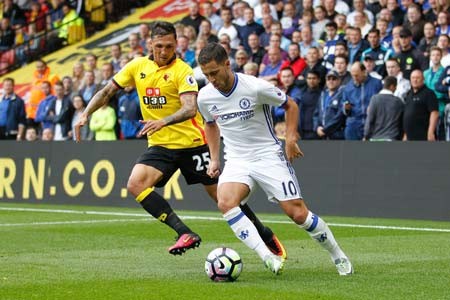Eden Hazard (phải, Chelsea) đi bóng trước Jose Holebas (Watford ).