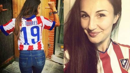 Adriana và áo đấu của Atletico Madrid. 