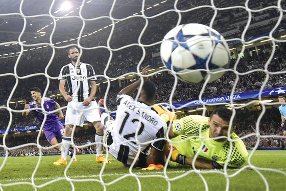 Mọi đối thủ đều phải vào lưới nhặt bóng trước cỗ máy ghi bàn Real Madrid.