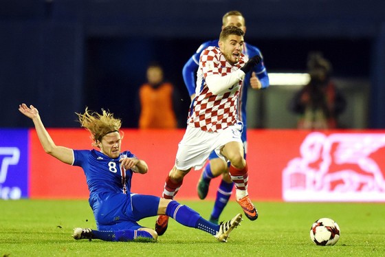 Trước một Iceland đang cần điểm, Croatia (phải ) không dễ để có được chiến thắng.