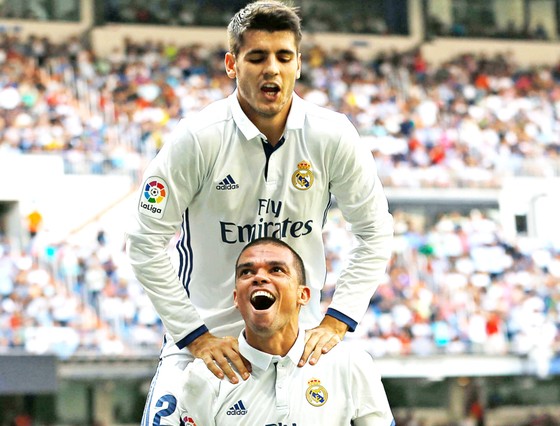 Real ruồng bỏ Pepe và bán niềm tự hào Morata.