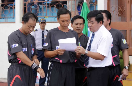 Trưởng Ban trọng tài Nguyễn Văn Mùi (phải) chỉ đạo các trọng tài trước trận đấu.     Ảnh: Dũng Phương
