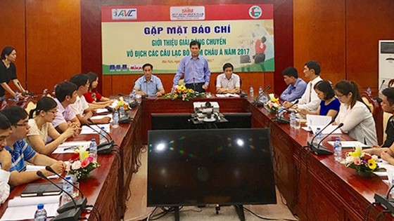 Ông Trần Đức Phấn, Phó Chủ tịch Liên đoàn bóng chuyền Việt Nam, Trưởng ban tổ chức giải, phát biểu tại buổi họp báo.
