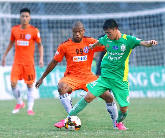 Đà Nẵng (trái) sẽ “dễ thắng” trước một Cần Thơ đang muốn đá cho xong để chuẩn bị mục tiêu trụ hạng V-League  Ảnh: Dương Thu