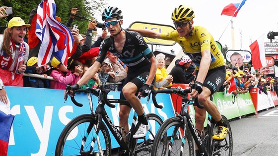 Wout Poels (trái) bảo vệ Chris Froome sát sao ở chặng đua thứ 19 của Tour de France 2016.