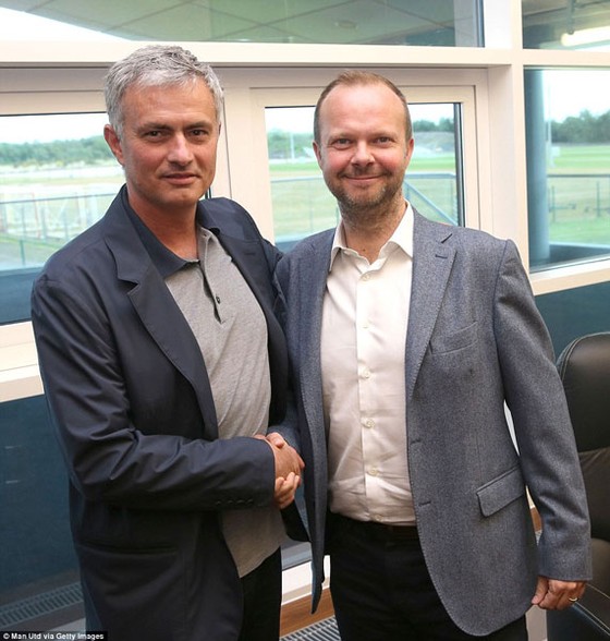 Jose Mourinho hy vọng cuộc gặp với Ed Woodward (phải) sẽ giúp tình hình tích cực hơn.