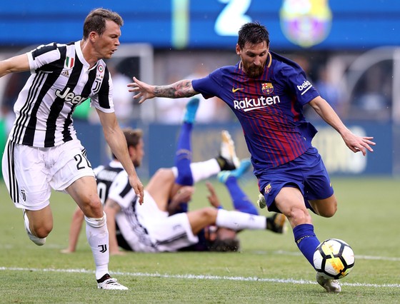 Messi (phải) dứt điểm trong trận thắng Juventus.