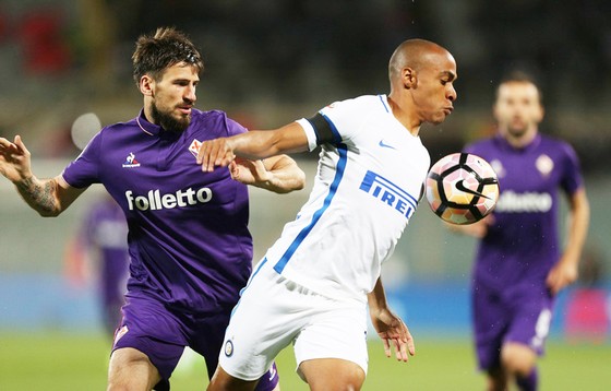 Inter (Joao Mario, phải) tiếp Fiorentina ngay lượt đầu là trận cầu được chờ đón.