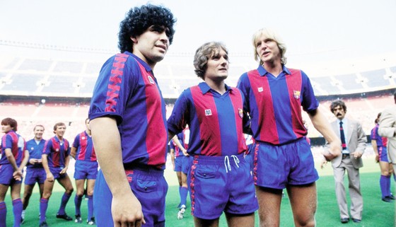 Maradona (trái) và Schuster (phải) đều rời bỏ Barca ở đỉnh cao phong độ