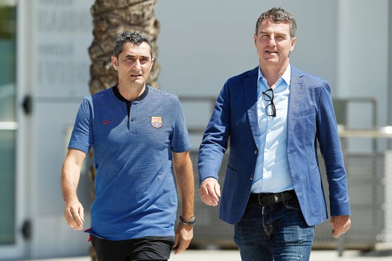 Thư ký Fernandez (phải) chưa đáp ứng được yêu cầu tăng viện của HLV Valverde