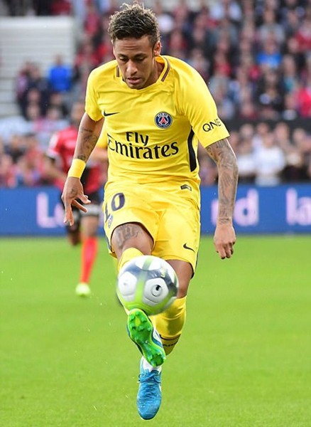 Neymar tỏa sáng trong trận PSG thắng Guingamp 3-0.