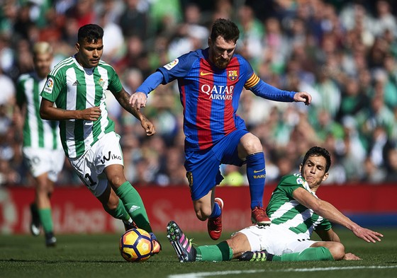 Barca của Messi (giữa) cần thắng Betis để vực dậy tinh thần.