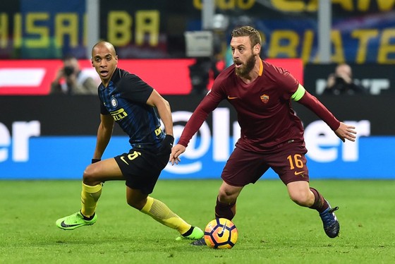 Daniele De Rossi (phải, Roma) kiểm soát bóng trước Joao Mario (Inter)