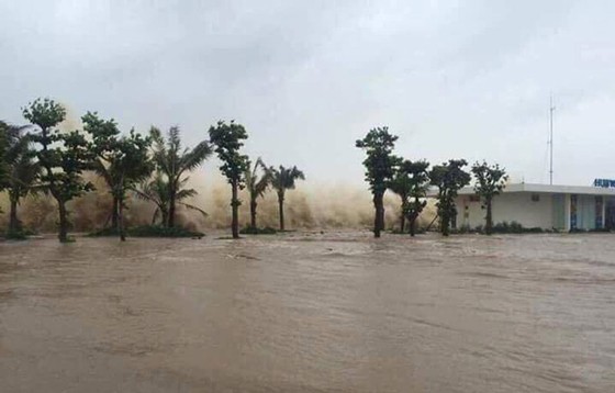 Thanh Hóa: 1 người chết, nhiều tuyến phố bị ngập do bão số 10 ảnh 3