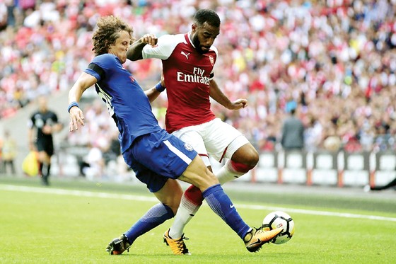 David Luiz (trái, Chelsea) tranh bóng với Alexandre Lacazette (Arsenal) mùa trước