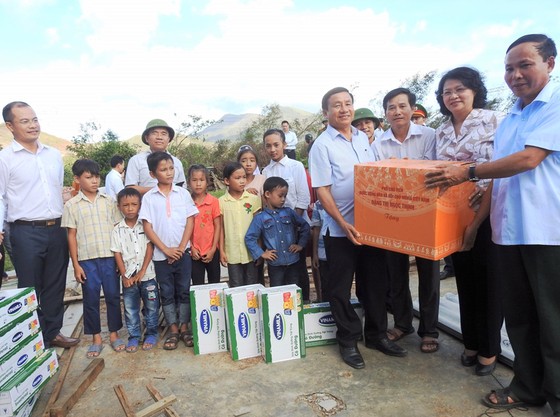 Hơn 110 ngàn ly sữa cứu trợ cho trẻ em vùng lũ Hà Tĩnh và Quảng Bình ảnh 1