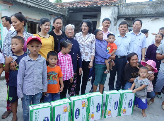 Hơn 110 ngàn ly sữa cứu trợ cho trẻ em vùng lũ Hà Tĩnh và Quảng Bình ảnh 2