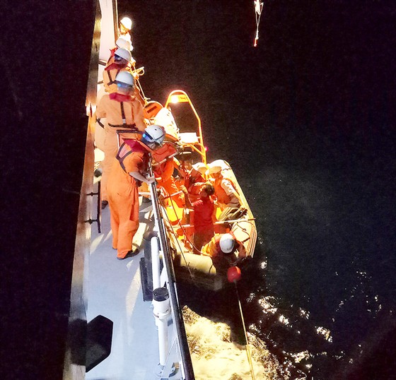 Tàu SAR 412 cứu ngư dân bị bệnh ở Hoàng Sa ảnh 1