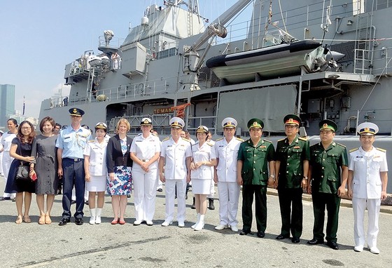 Tàu Hải quân Hoàng gia New Zealand thăm TPHCM ảnh 1