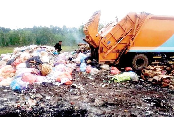 Vụ đổ lén chất thải ở Vĩnh Lộc B, Bình Chánh:  Lấy mẫu phân định ngưỡng chất thải nguy hại ảnh 1