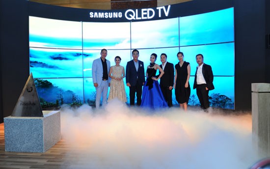  Ông Kim Cheol gi, Tổng giám đốc  Công ty Điện tử Samsung Vina (thứ 3 từ trái)  và các nghệ sĩ trong buổi ra mắt TV QLED 2017.