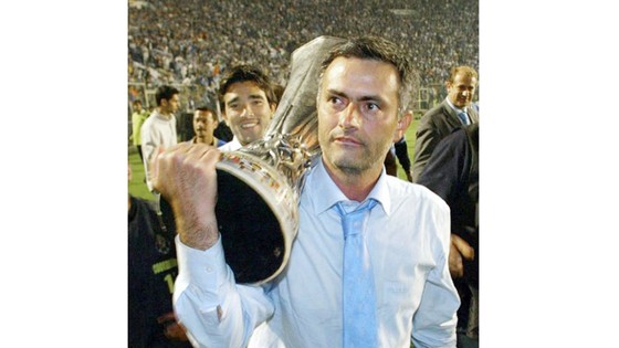 Jose Mourinho ôm cúp trong trận chung kết UEFA Cup 2003