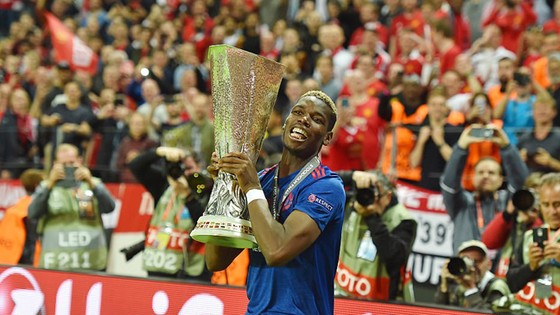Paul Pogba nâng cao chiếc cúp vô địch. Ảnh: Daily Mail