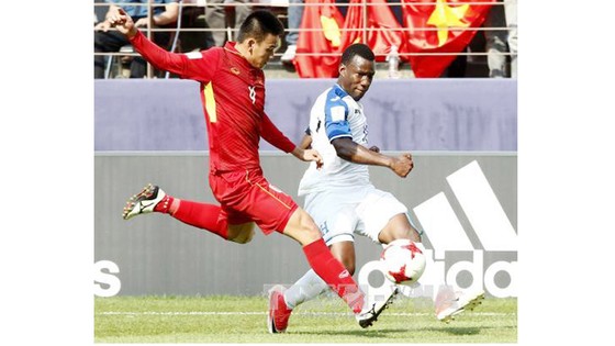 U20 Việt Nam (áo đỏ) trong trận đấu với U20 Honduras. Ảnh: TTX
