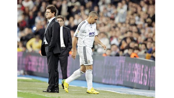 Ronaldo (phải) không bằng lòng với Capello. 