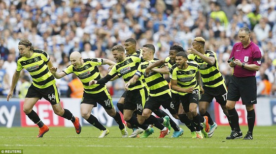 Nối gót Newcastle, Brighton, Huddersfield thăng hạng ảnh 1